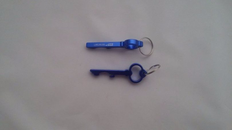 מחזיק מפתחות בצורת מפתח עם לוגו בחריטה