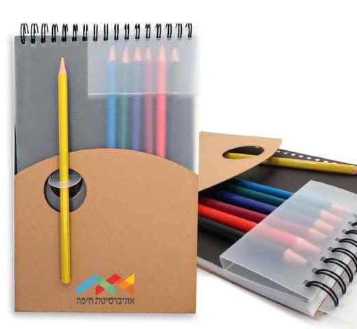 מחברת ממותגת עם עפרונות צבעוניים